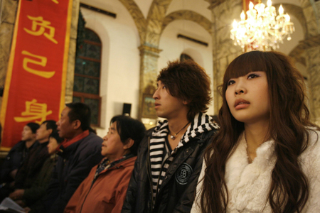 Chinese participate Christmas ceremony