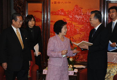 Wen meets Japanese war orphans revisiting China
