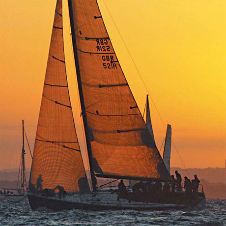 As oil spews, BP boss races yacht