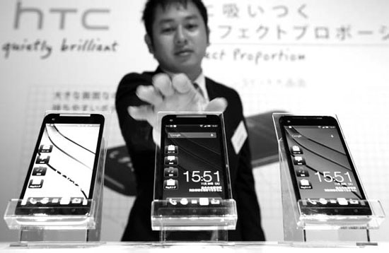 HTC shrugs off Apple battle
