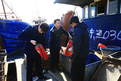 山東多舉措防范海冰災(zāi)害 登船進(jìn)倉為漁民服務(wù)