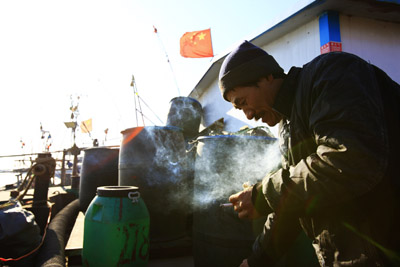 山東多舉措防范海冰災(zāi)害 登船進(jìn)倉為漁民服務(wù)