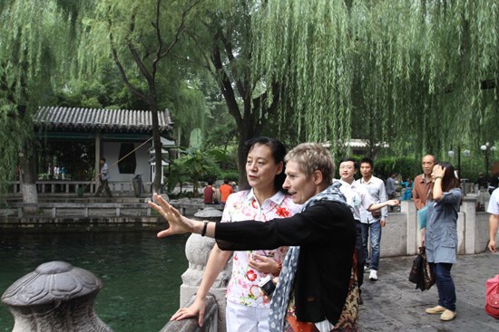 外國人在濟南感受泉水魅力