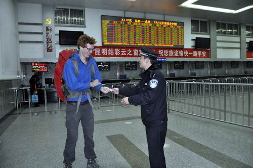 熱心民警獻愛心 援助旅客平安行
