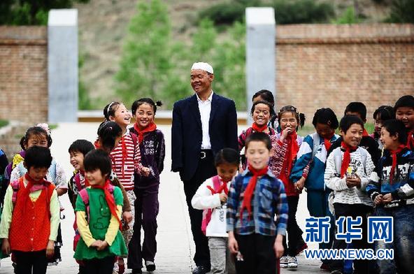 青海教師馬復興：不用雙手在講臺上耕耘30春秋