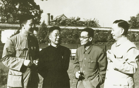 華羅庚、老舍、梁思成、梅蘭芳在休息時(shí)交談