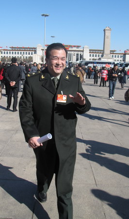 政協委員黃宏接受記者采訪(圖)