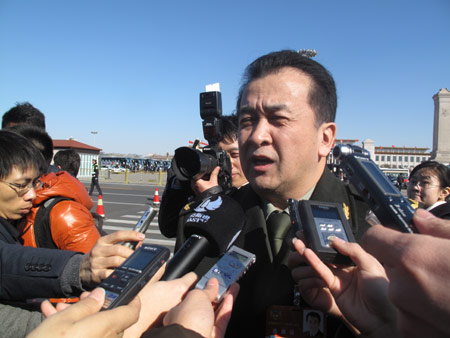 政協委員黃宏接受記者采訪(圖)