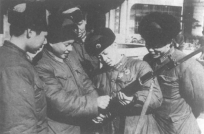 老照片：雷鋒向神槍手雷凱同志請教步槍射擊的要領