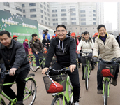 濮存昕陳光標倡導自行車出行