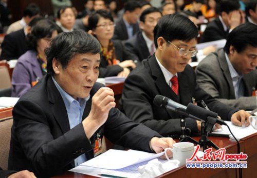 代表：改變“雙軌制”讓企業退休人員也能過滋潤