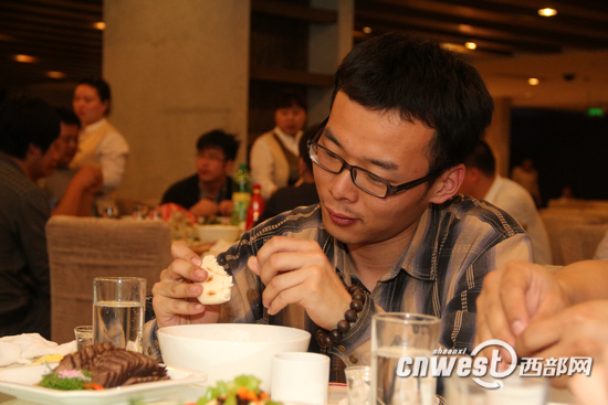 網媒編輯記者在老孫家：以“掰饃”的名義戰斗