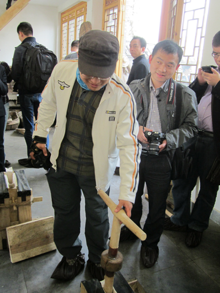 走進 “茯茶之源” 體驗手工筑制茯茶工藝