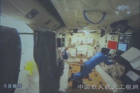 神九航天員發(fā)回首條面向公眾太空短信(圖)