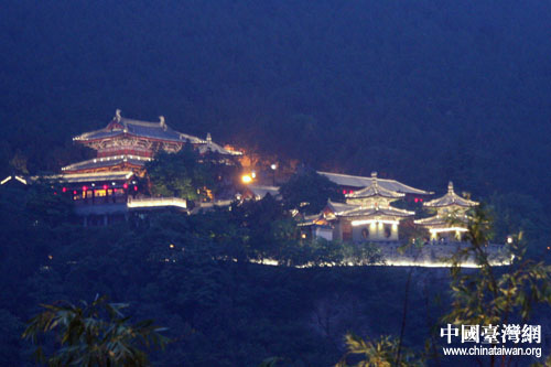 “網(wǎng)上看河南”走進洛陽 記者夜游龍門石窟