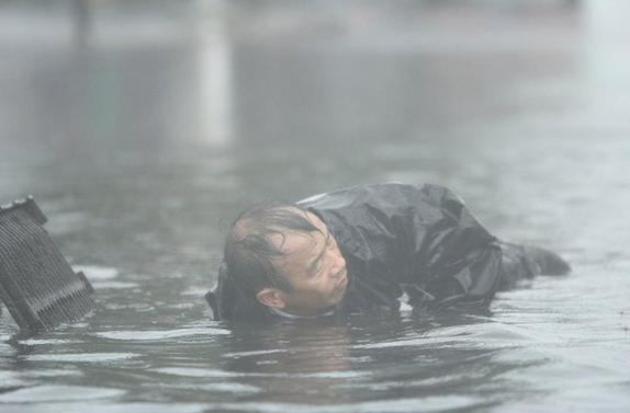 李成友暴雨中用手清淤感動京城