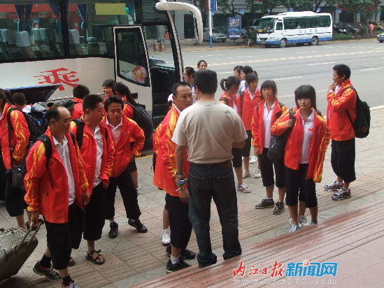 中國和澳大利亞藝術滑水隊2日抵達內江