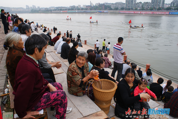 甜城湖：兩岸風光美如畫