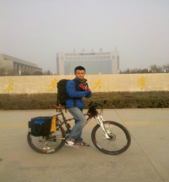 大學生難忍春運擁擠 騎車8天從西安到四川老家