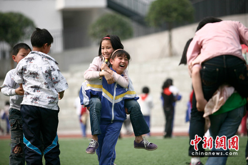汶川地震兩周年：重建學校里的歡笑聲