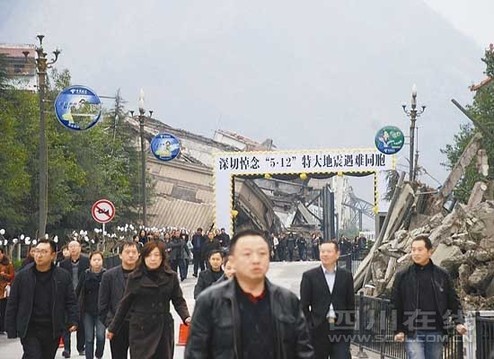 我們走出悲痛 我們堅強前行