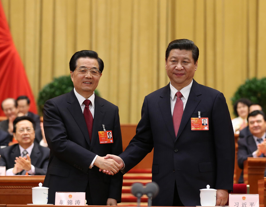 胡錦濤與習(xí)近平親切握手