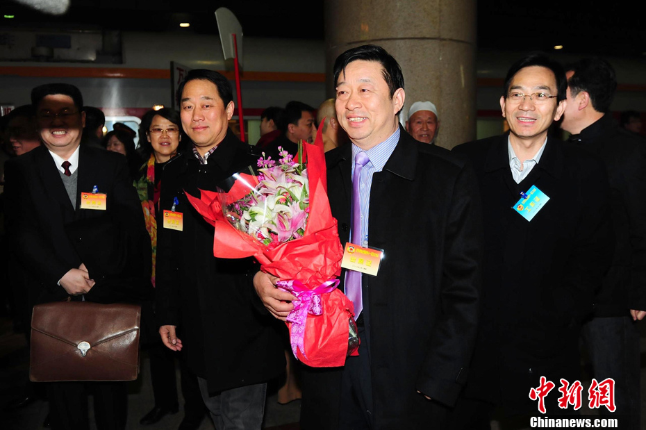 首批參加全國政協(xié)十一屆五次會(huì)議的京外委員抵京