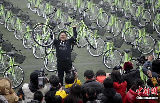 濮存昕陳光標(biāo)倡導(dǎo)自行車出行