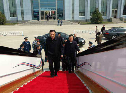 李克強乘專機赴四川雅安地震災區