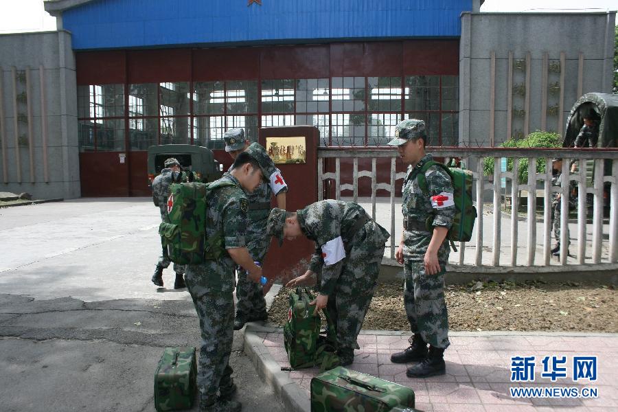 成都軍區(qū)出動直升機參與救災