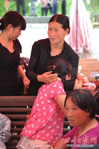 震區(qū)孩子無(wú)邪笑容致敬救援團(tuán)隊(duì)