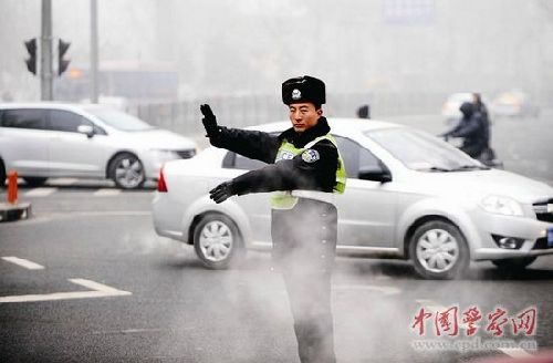 社會各界呼吁:霧霾天,交警執勤應該戴口罩