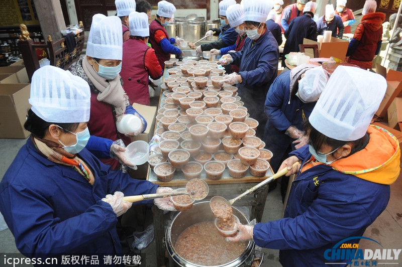臘八節(jié)各地熬制臘八粥供市民免費(fèi)領(lǐng)取