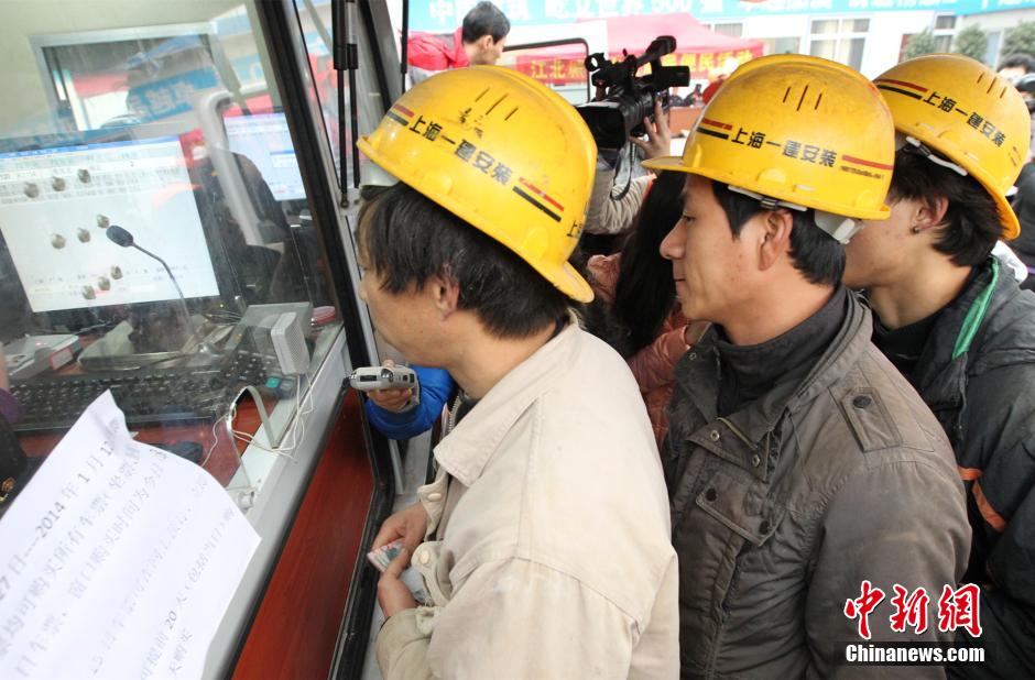 重慶火車站移動售票車開進工地為農民工現(xiàn)場售票