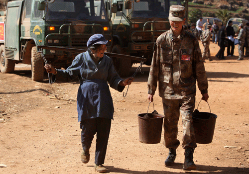 昆明祿勸干旱持續(xù) 解放軍緊急送水