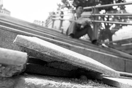 鄭州7座新天橋“集體犯病” 施工單位集體“治療”