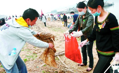志愿者湘江撿垃圾 保護(hù)母親河