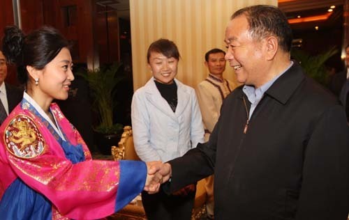 王樂泉會見全國民族團結進步模范事跡報告團