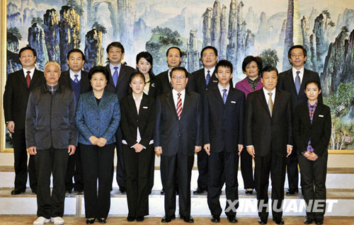 李長春強調深入宣傳大學生英雄集體先進事跡