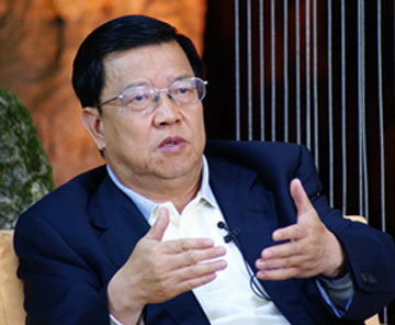 龍永圖:房地產象個健康的過頭的小伙子 需要調教