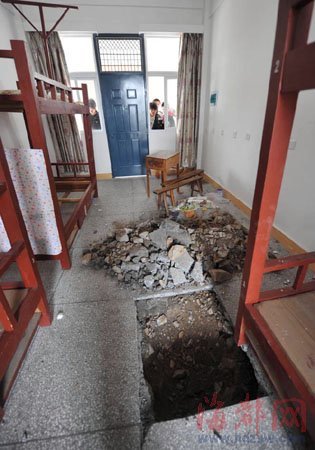 福建一學生宿舍樓地面塌陷 三百學生被疏散