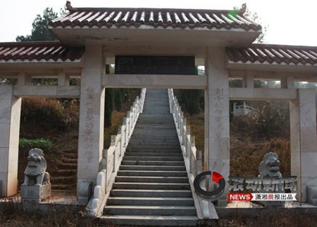 網帖曝官員墓地奢華 雕龍刻鳳堪比皇陵