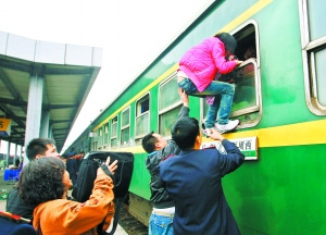 東莞站長因列車員幫旅客爬窗被免 九成網友反對