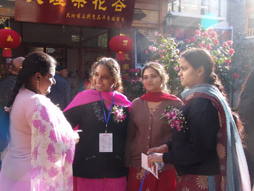 70多名留學生歡聚大理花博會