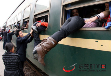 1月25日下午,東莞東火車站。雖然春運還未到,但已有大批的回鄉的旅客。圖為一些乘客從車窗爬上列車,工作人員協助。(記者 鄭琳東 攝)(以上圖片均為鄭琳東當日在東莞東站所拍)(以上圖片均為鄭琳東當日在東莞東站所拍) “爬窗門”事件沸沸揚揚 拍照記者首次正面回應