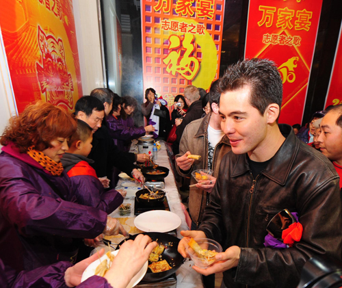 武漢：“萬家宴”盛情慶小年