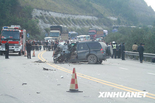 四川返鄉(xiāng)大客車在廣西墜崖 致7死50傷