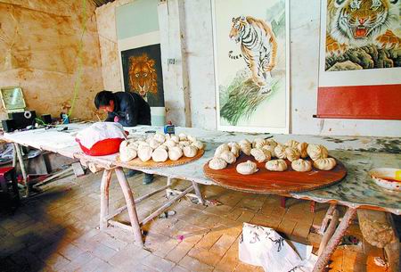 河南小山村以畫虎聞名 繪畫年收入達(dá)3000萬