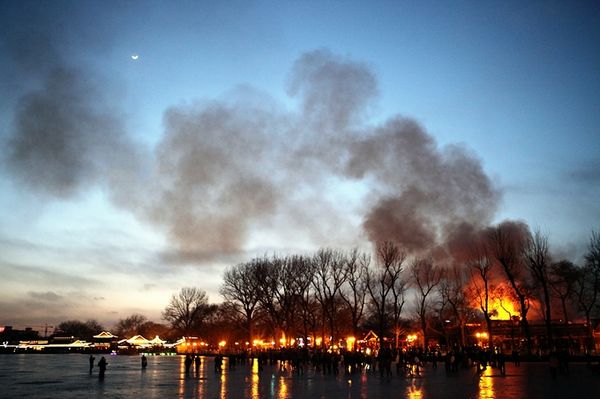 北京什剎海兩家酒吧失火 疑因游人燃放煙花引發