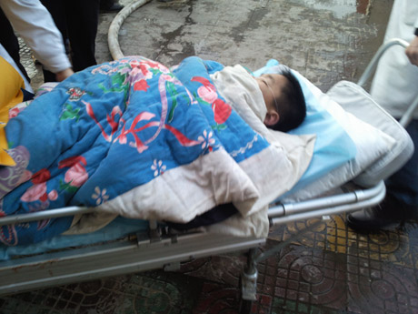 河南開封一汽車配件店鋪著火 機智少年自救巧保命